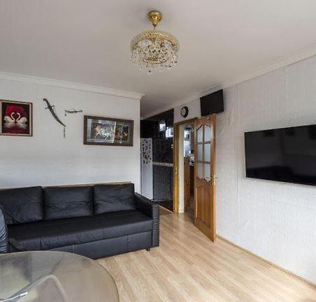 1 Bedroom Flat Close To City With Free Parking Arrangement London Exterior foto